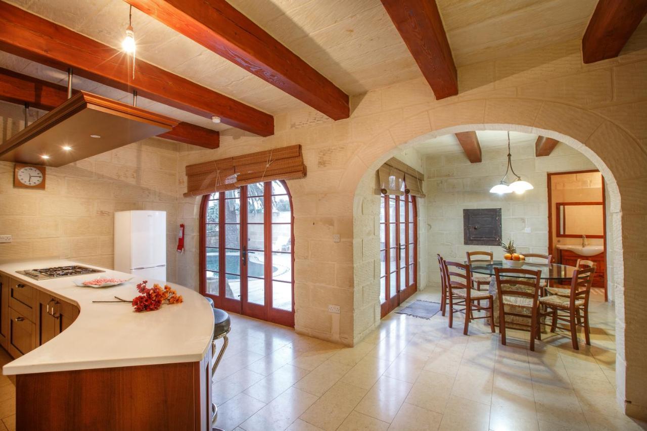 5 Bedroom Farmhouse With Private Pool & Views