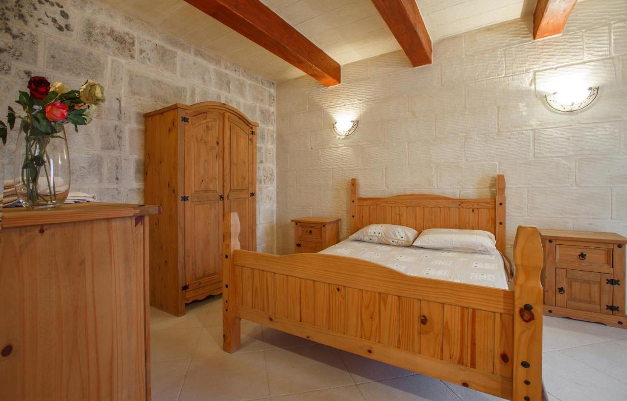 5 Bedroom Farmhouse With Private Pool & Views * Għarb