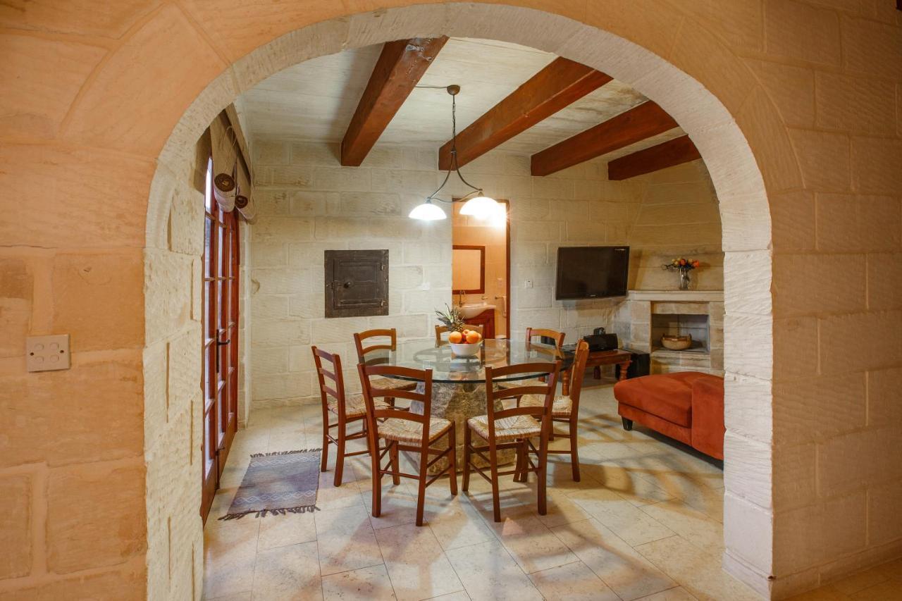 5 Bedroom Farmhouse With Private Pool & Views Għarb