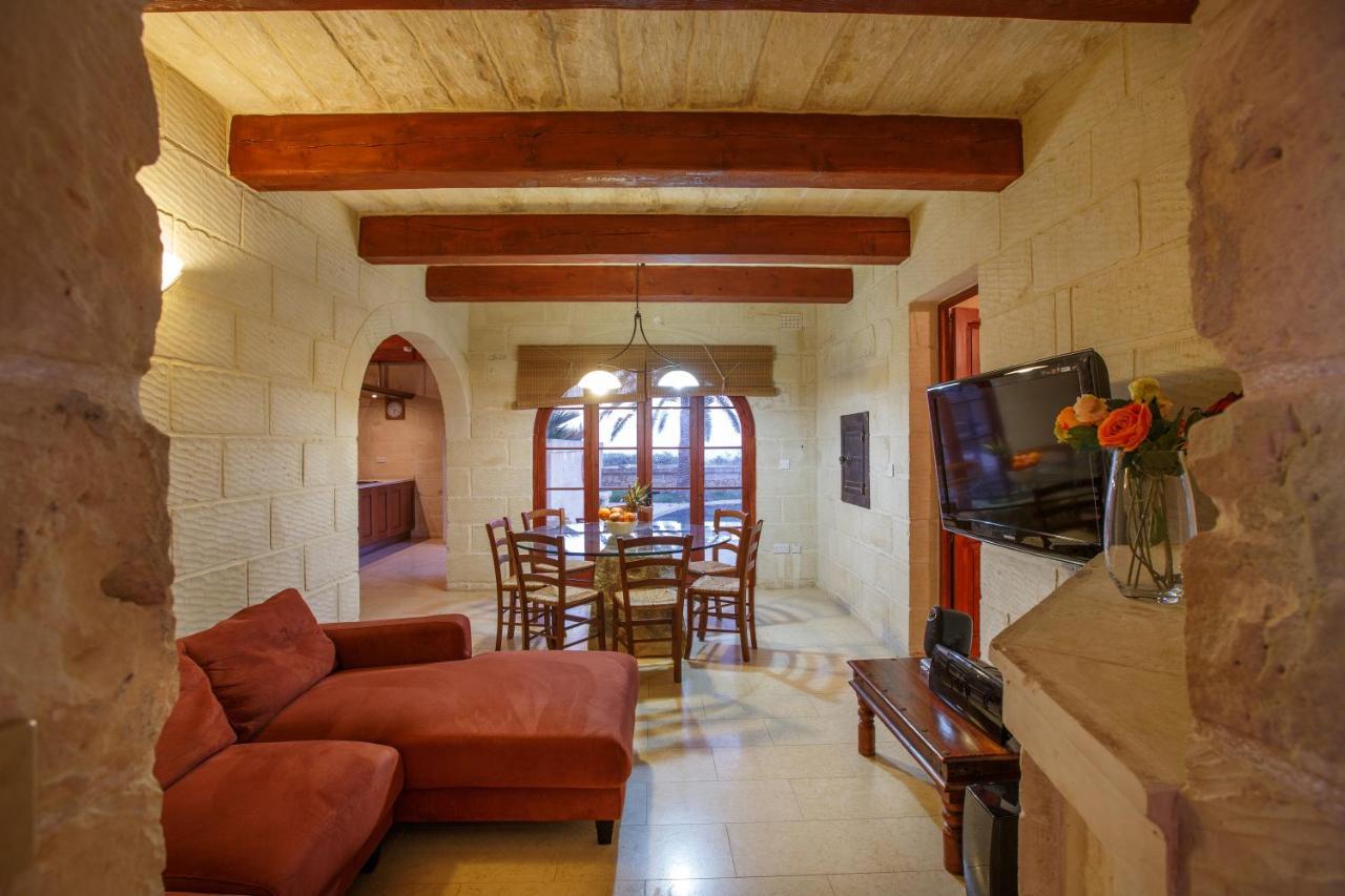 Dom wakacyjny 5 Bedroom Farmhouse With Private Pool & Views Għarb