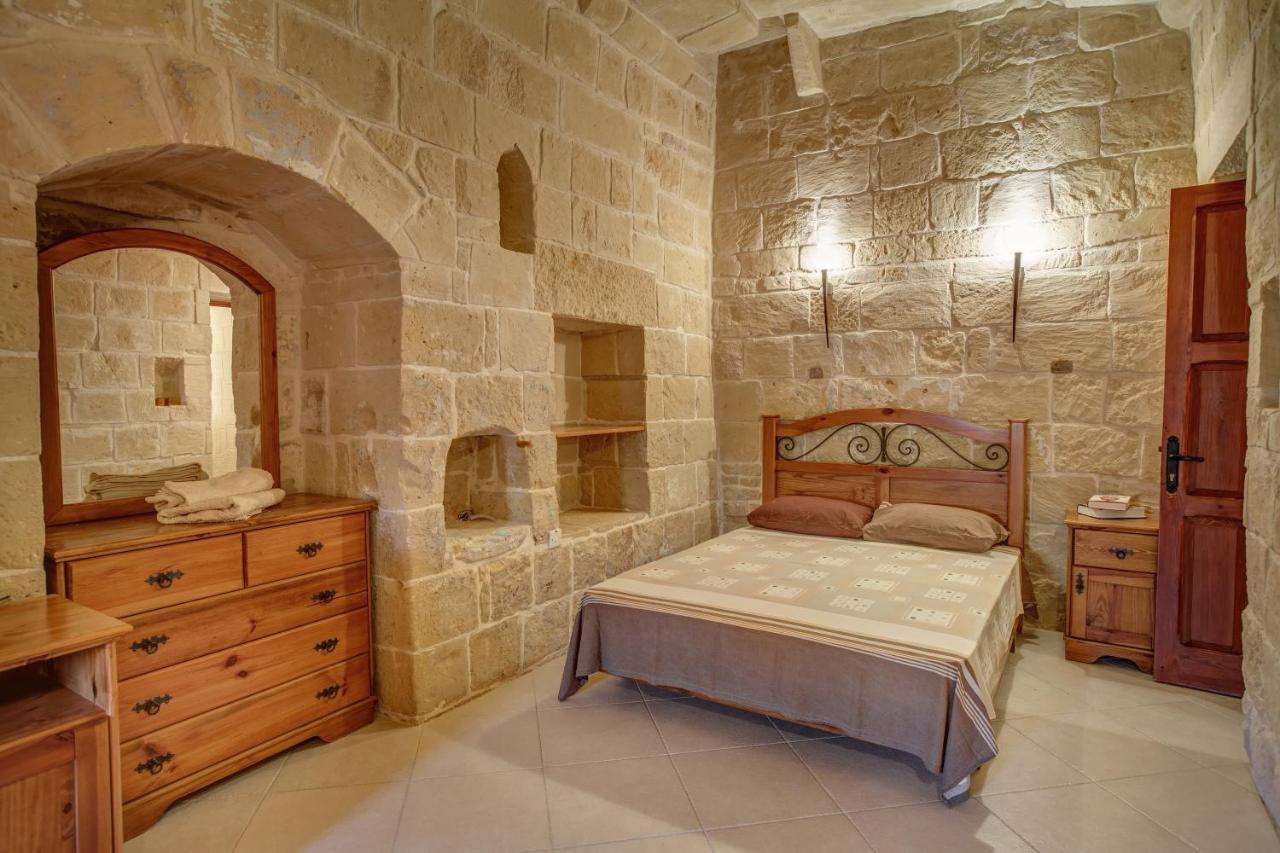 5 Bedroom Farmhouse With Private Pool & Views