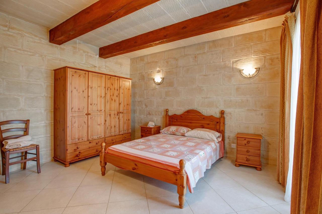 5 Bedroom Farmhouse With Private Pool & Views *
