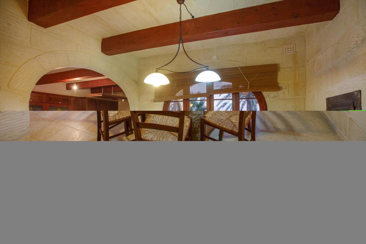 Dom wakacyjny 5 Bedroom Farmhouse With Private Pool & Views Għarb