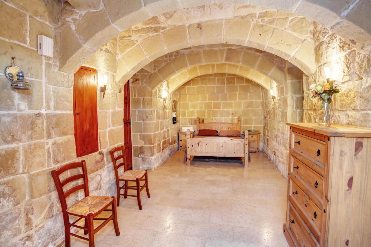 5 Bedroom Farmhouse With Private Pool & Views