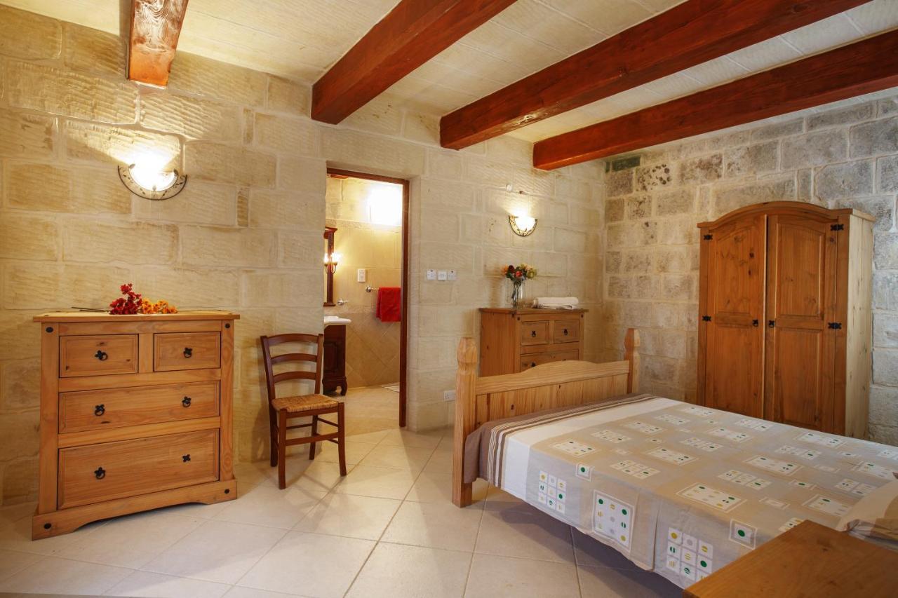 5 Bedroom Farmhouse With Private Pool & Views * Għarb