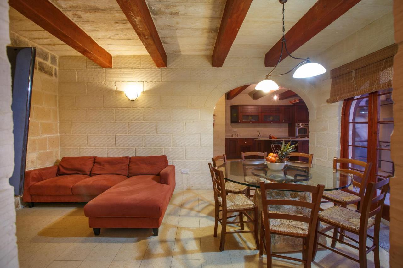 Dom wakacyjny 5 Bedroom Farmhouse With Private Pool & Views Għarb