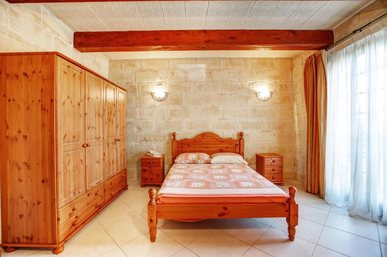 5 Bedroom Farmhouse With Private Pool & Views * Għarb