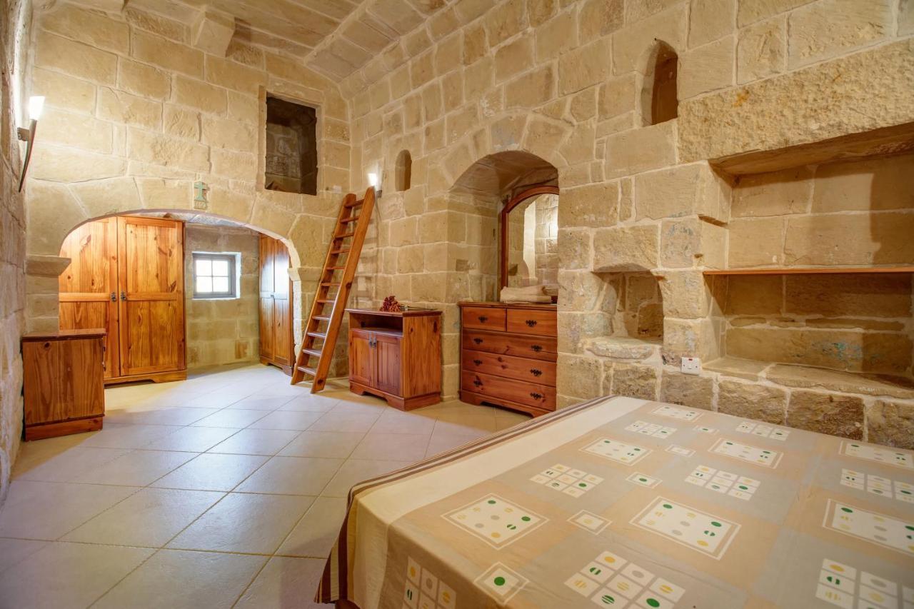 Dom wakacyjny 5 Bedroom Farmhouse With Private Pool & Views Għarb
