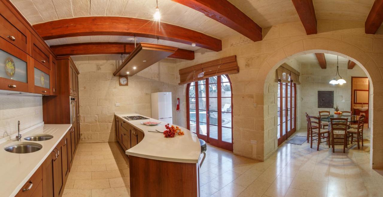 5 Bedroom Farmhouse With Private Pool & Views Għarb